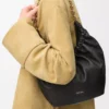Bolso pequeño Squeeze en piel de cordero napa suave negro Bolso pequeño Squeeze en piel de cordero napa suave negro