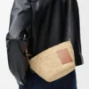 Bolso pochette Slit en rafia y piel de becerro Natural/Marrón claro Bolso pochette Slit en rafia y piel de becerro Natural/Marrón claro