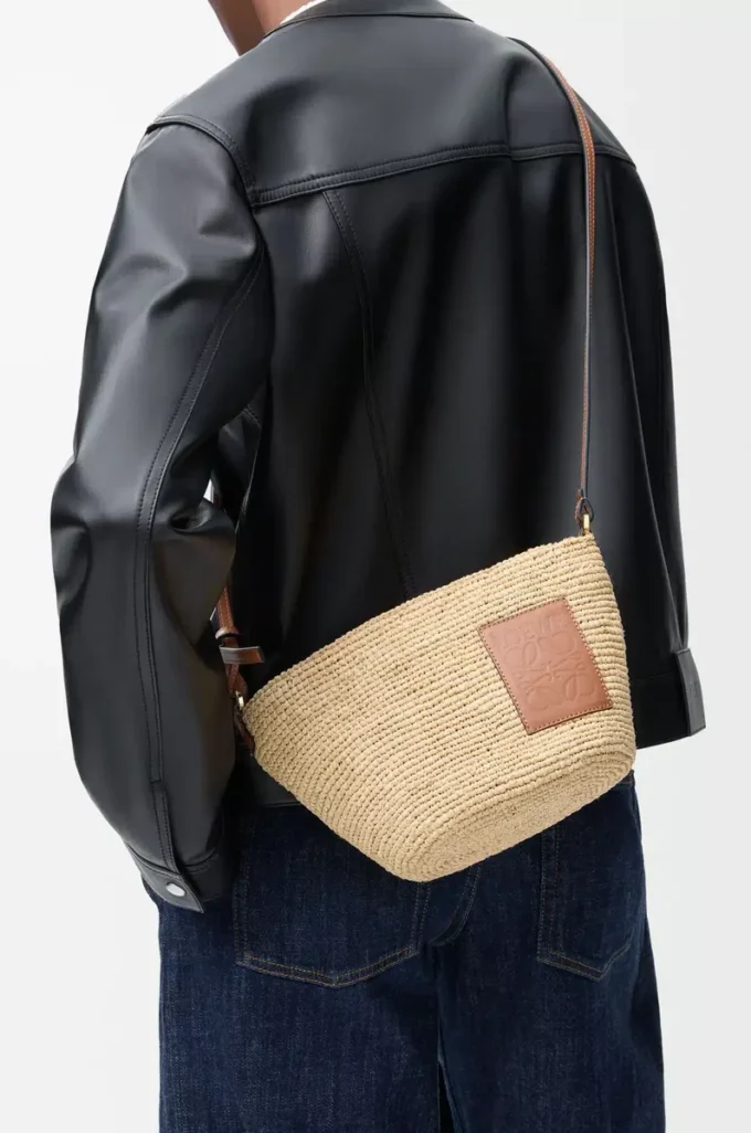 Bolso pochette Slit en rafia y piel de becerro Natural/Marrón claro Bolso pochette Slit en rafia y piel de becerro Natural/Marrón claro