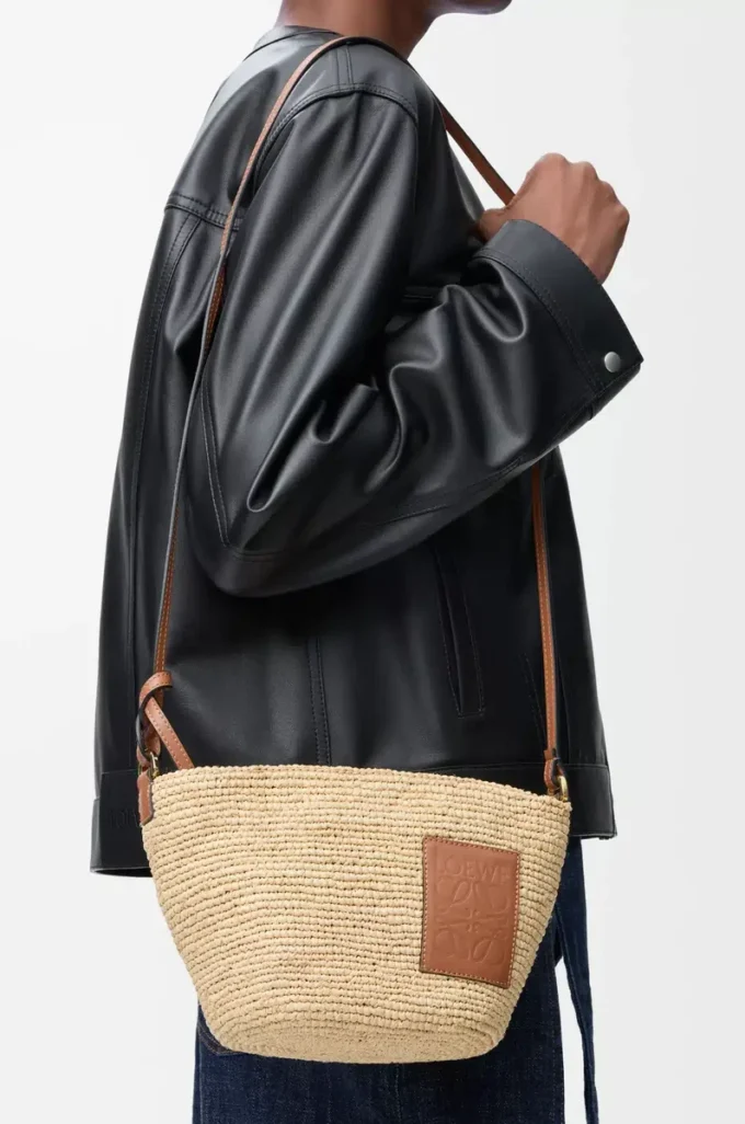 Bolso pochette Slit en rafia y piel de becerro Natural/Marrón claro Bolso pochette Slit en rafia y piel de becerro Natural/Marrón claro