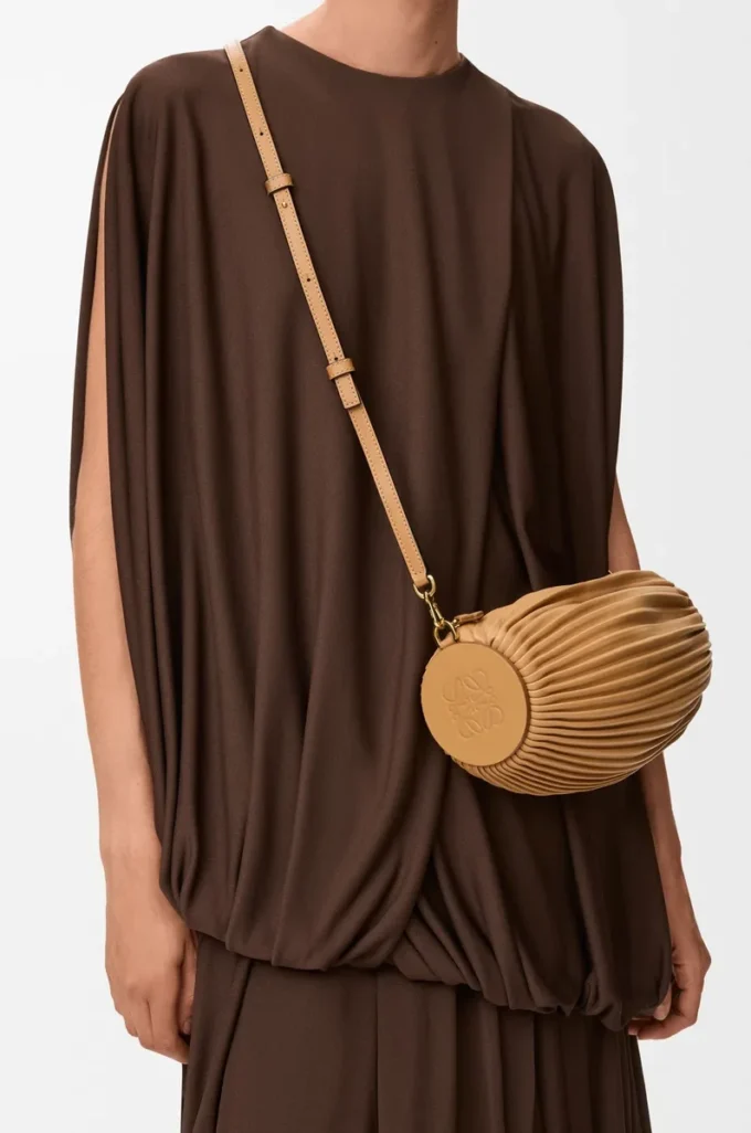 Bolso pulsera en piel de cordero napa plisada Warm Desert Bolso pulsera en piel de cordero napa plisada Warm Desert