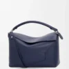 Bolso Puzzle Edge grande en piel de becerro clásica azul abismo Bolso Puzzle Edge grande en piel de becerro clásica azul abismo
