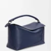 Bolso Puzzle Edge grande en piel de becerro clásica azul abismo Bolso Puzzle Edge grande en piel de becerro clásica azul abismo