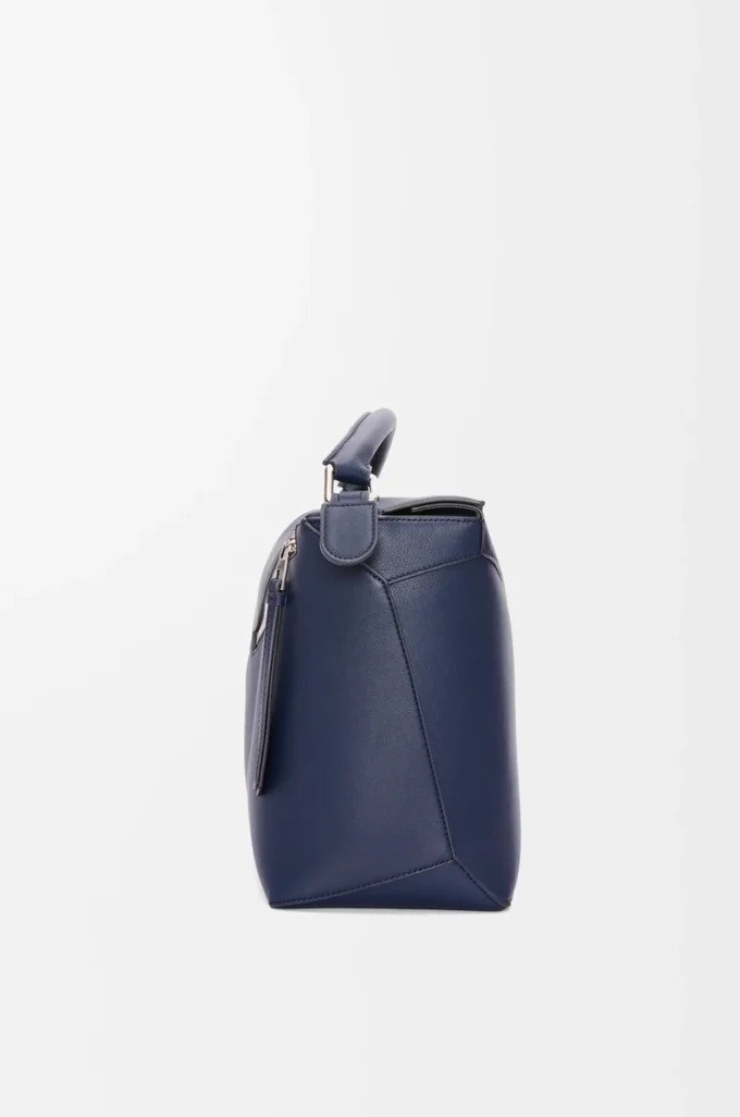 Bolso Puzzle Edge grande en piel de becerro clásica azul abismo Bolso Puzzle Edge grande en piel de becerro clásica azul abismo