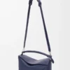 Bolso Puzzle Edge grande en piel de becerro clásica azul abismo Bolso Puzzle Edge grande en piel de becerro clásica azul abismo