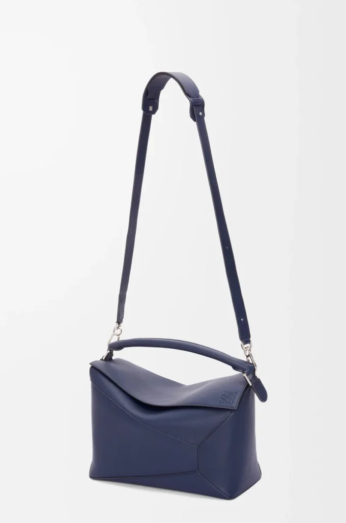 Bolso Puzzle Edge grande en piel de becerro clásica azul abismo Bolso Puzzle Edge grande en piel de becerro clásica azul abismo