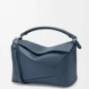Bolso Puzzle Edge grande en piel de becerro clásica teñida en índigo Bolso Puzzle Edge grande en piel de becerro clásica teñida en índigo