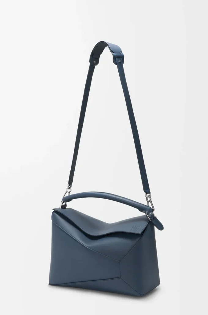 Bolso Puzzle Edge grande en piel de becerro clásica teñida en índigo Bolso Puzzle Edge grande en piel de becerro clásica teñida en índigo