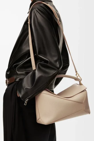 Bolso Puzzle Edge mediano en piel de becerro granulada suave color arena
