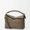 Bolso Puzzle Edge mediano en piel de becerro granulada suave Taupe Bolso Puzzle Edge mediano en piel de becerro granulada suave Taupe