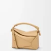 Bolso Puzzle Edge pequeño en piel de becerro clásica color beige seda Bolso Puzzle Edge pequeño en piel de becerro clásica color beige seda