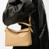 Bolso Puzzle Edge pequeño en piel de becerro clásica color beige seda Bolso Puzzle Edge pequeño en piel de becerro clásica color beige seda
