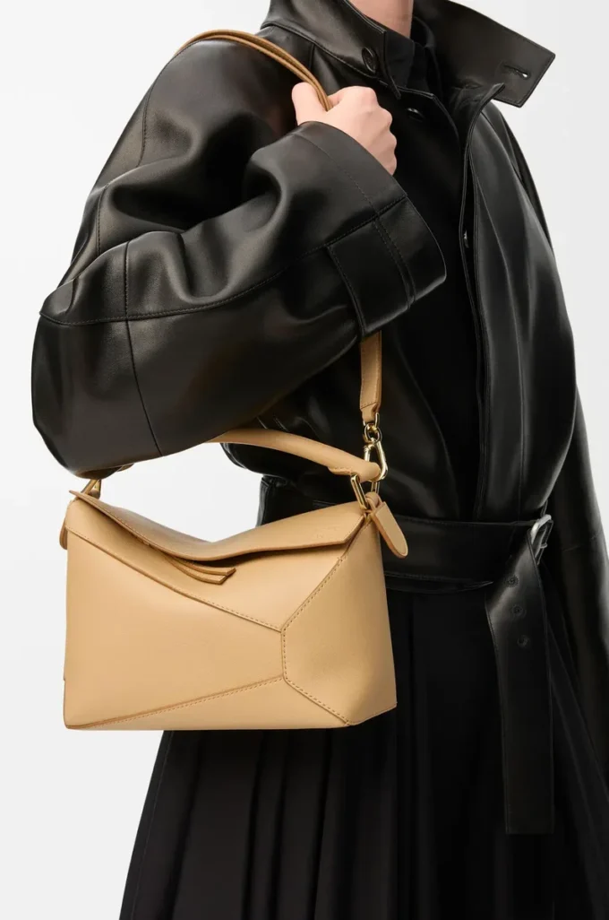 Bolso Puzzle Edge pequeño en piel de becerro clásica color beige seda Bolso Puzzle Edge pequeño en piel de becerro clásica color beige seda