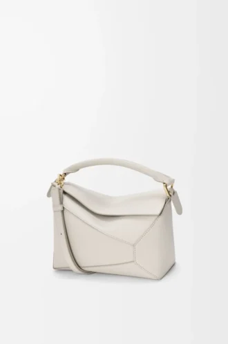 Bolso Puzzle Edge pequeño en piel de becerro granulada suave color Light Ghost