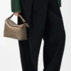 Bolso Puzzle Edge pequeño en piel de becerro granulada suave Taupe Bolso Puzzle Edge pequeño en piel de becerro granulada suave Taupe