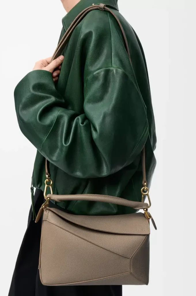 Bolso Puzzle Edge pequeño en piel de becerro granulada suave Taupe Bolso Puzzle Edge pequeño en piel de becerro granulada suave Taupe