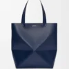 Bolso Puzzle Fold XL en piel de becerro brillante azul abismo Bolso Puzzle Fold XL en piel de becerro brillante azul abismo