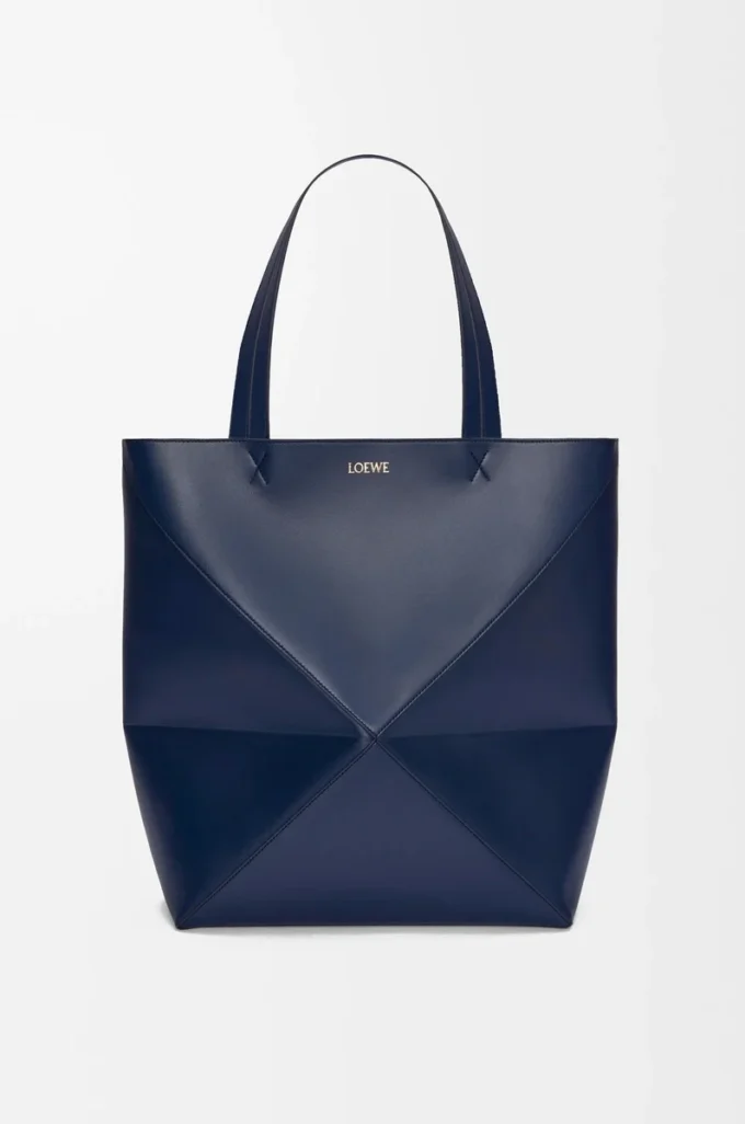 Bolso Puzzle Fold XL en piel de becerro brillante azul abismo Bolso Puzzle Fold XL en piel de becerro brillante azul abismo
