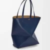 Bolso Puzzle Fold XL en piel de becerro brillante azul abismo Bolso Puzzle Fold XL en piel de becerro brillante azul abismo