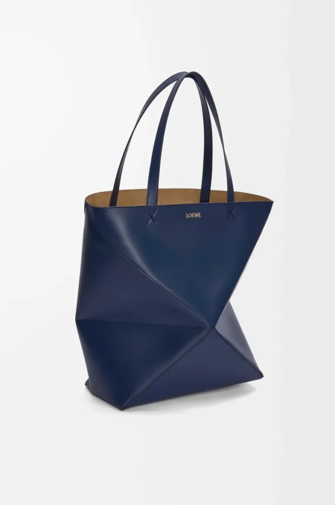 Bolso Puzzle Fold XL en piel de becerro brillante azul abismo Bolso Puzzle Fold XL en piel de becerro brillante azul abismo