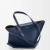 Bolso Puzzle Fold XL en piel de becerro brillante azul abismo Bolso Puzzle Fold XL en piel de becerro brillante azul abismo