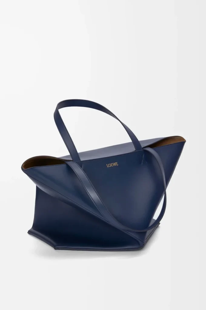 Bolso Puzzle Fold XL en piel de becerro brillante azul abismo Bolso Puzzle Fold XL en piel de becerro brillante azul abismo