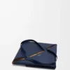Bolso Puzzle Fold XL en piel de becerro brillante azul abismo Bolso Puzzle Fold XL en piel de becerro brillante azul abismo