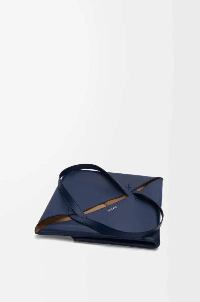 Bolso Puzzle Fold XL en piel de becerro brillante azul abismo Bolso Puzzle Fold XL en piel de becerro brillante azul abismo
