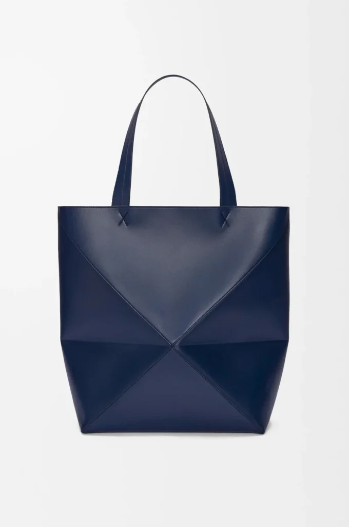 Bolso Puzzle Fold XL en piel de becerro brillante azul abismo Bolso Puzzle Fold XL en piel de becerro brillante azul abismo