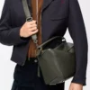Bolso Puzzle grande en piel de becerro granulada flexible color caqui oscuro Bolso Puzzle grande en piel de becerro granulada flexible color caqui oscuro