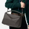 Bolso Puzzle grande en piel de becerro granulada flexible Gris oscuro Bolso Puzzle grande en piel de becerro granulada flexible Gris oscuro