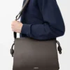 Bolso satchel Flamenco en piel de becerro flexible y brillante Gris oscuro Bolso satchel Flamenco en piel de becerro flexible y brillante Gris oscuro
