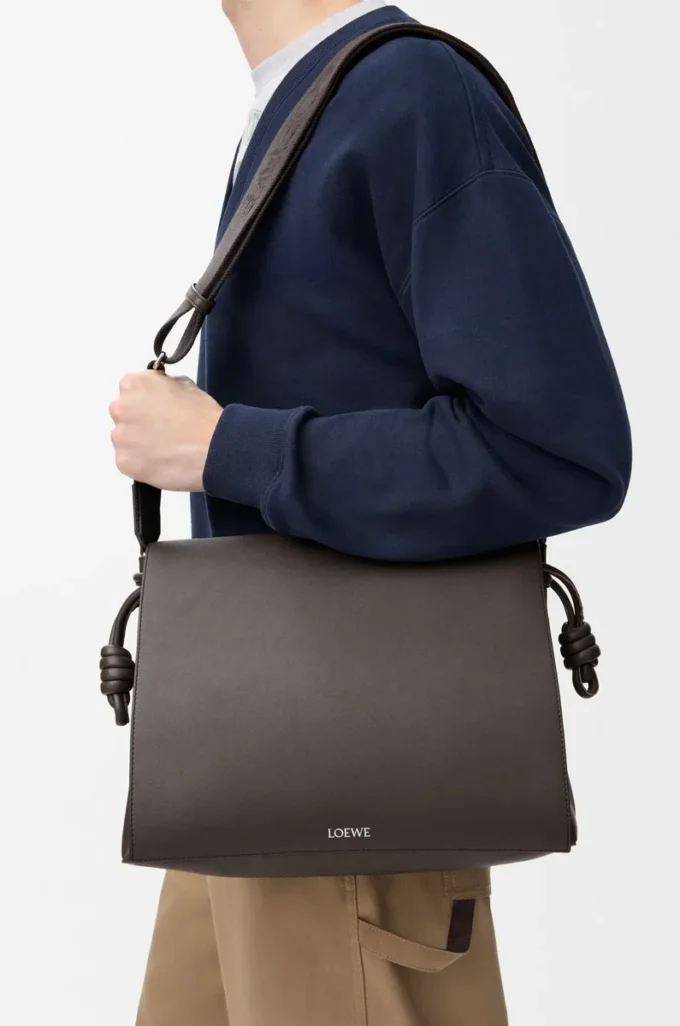 Bolso satchel Flamenco en piel de becerro flexible y brillante Gris oscuro Bolso satchel Flamenco en piel de becerro flexible y brillante Gris oscuro