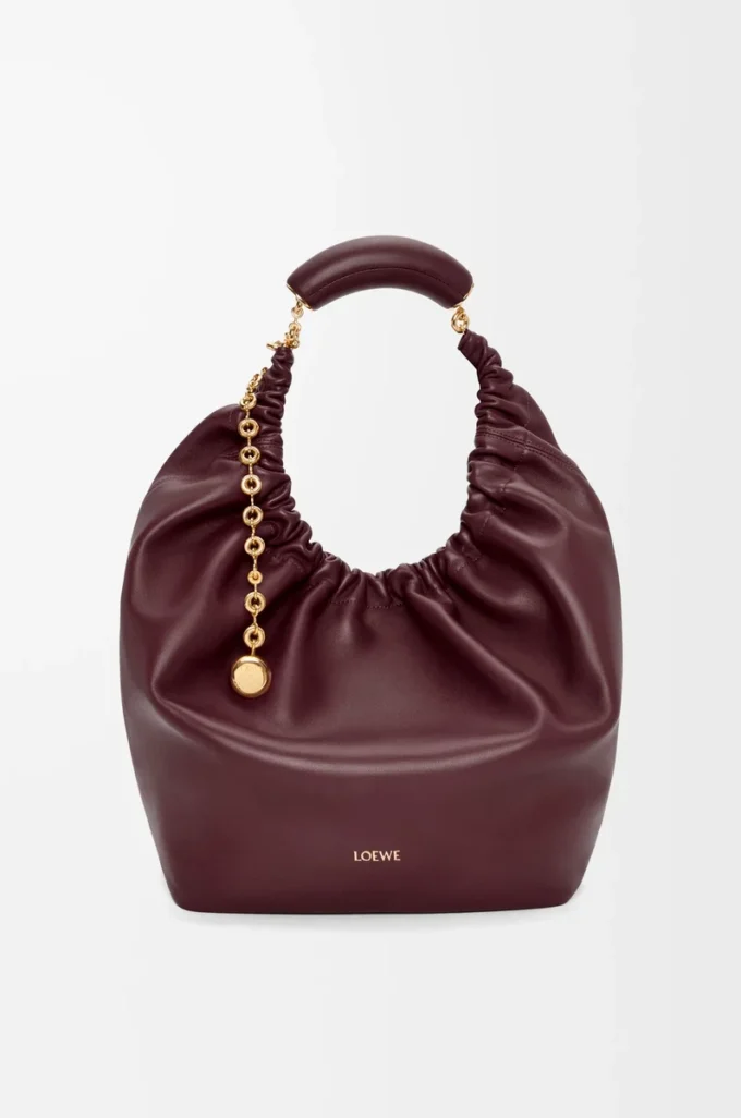 Bolso Squeeze mediano en piel de cordero napa suave Burdeos oscuro Bolso Squeeze mediano en piel de cordero napa suave Burdeos oscuro