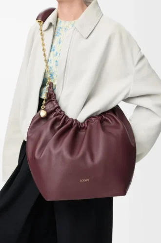 Bolso Squeeze mediano en piel de cordero napa suave Burdeos oscuro