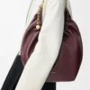 Bolso Squeeze mediano en piel de cordero napa suave Burdeos oscuro Bolso Squeeze mediano en piel de cordero napa suave Burdeos oscuro