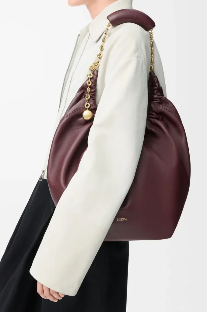 Bolso Squeeze mediano en piel de cordero napa suave Burdeos oscuro Bolso Squeeze mediano en piel de cordero napa suave Burdeos oscuro