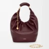 Bolso Squeeze mediano en piel de cordero napa suave Burdeos oscuro Bolso Squeeze mediano en piel de cordero napa suave Burdeos oscuro