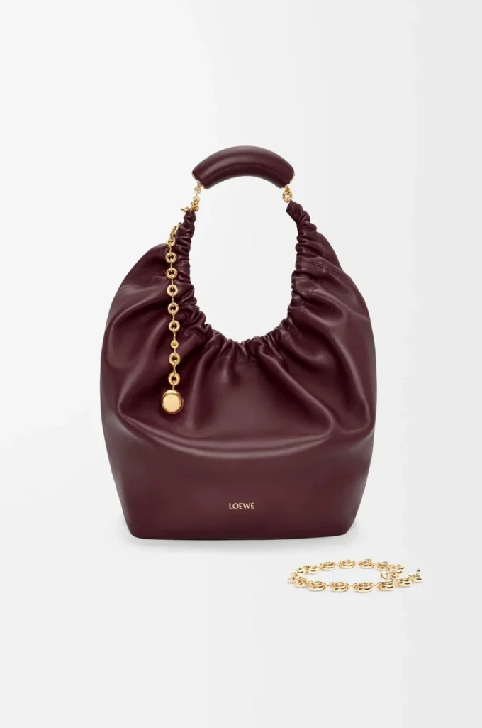 Bolso Squeeze mediano en piel de cordero napa suave Burdeos oscuro Bolso Squeeze mediano en piel de cordero napa suave Burdeos oscuro