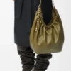 Bolso Squeeze mediano en piel de cordero napa suave color oliva Bolso Squeeze mediano en piel de cordero napa suave color oliva