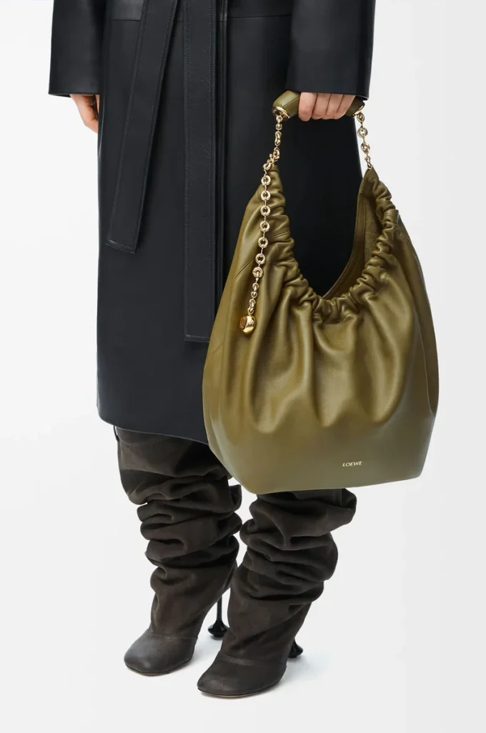 Bolso Squeeze mediano en piel de cordero napa suave color oliva Bolso Squeeze mediano en piel de cordero napa suave color oliva
