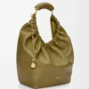 Bolso Squeeze mediano en piel de cordero napa suave color oliva Bolso Squeeze mediano en piel de cordero napa suave color oliva