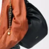 Bolso Squeeze mediano en suave piel de cordero napa, color negro Bolso Squeeze mediano en suave piel de cordero napa, color negro