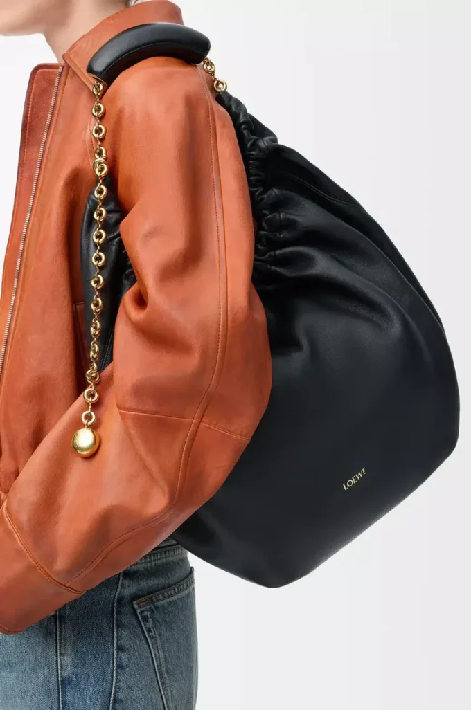 Bolso Squeeze mediano en suave piel de cordero napa, color negro Bolso Squeeze mediano en suave piel de cordero napa, color negro