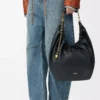 Bolso Squeeze mediano en suave piel de cordero napa, color negro Bolso Squeeze mediano en suave piel de cordero napa, color negro