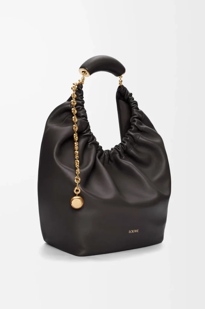 Bolso Squeeze mediano en suave piel de cordero napa, color negro Bolso Squeeze mediano en suave piel de cordero napa, color negro
