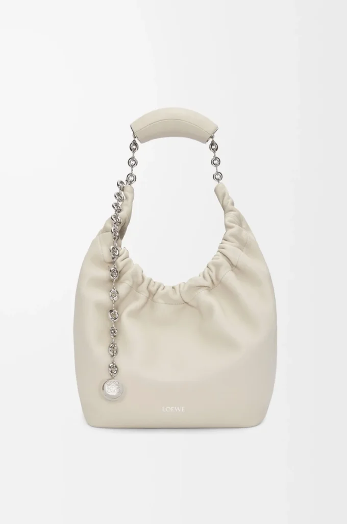 Bolso Squeeze pequeño en piel de cordero napa suave color sal marina Bolso Squeeze pequeño en piel de cordero napa suave color sal marina