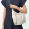 Bolso Squeeze pequeño en piel de cordero napa suave color sal marina Bolso Squeeze pequeño en piel de cordero napa suave color sal marina