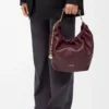 Bolso Squeeze pequeño en suave piel de cordero napa Burdeos oscuro Bolso Squeeze pequeño en suave piel de cordero napa Burdeos oscuro