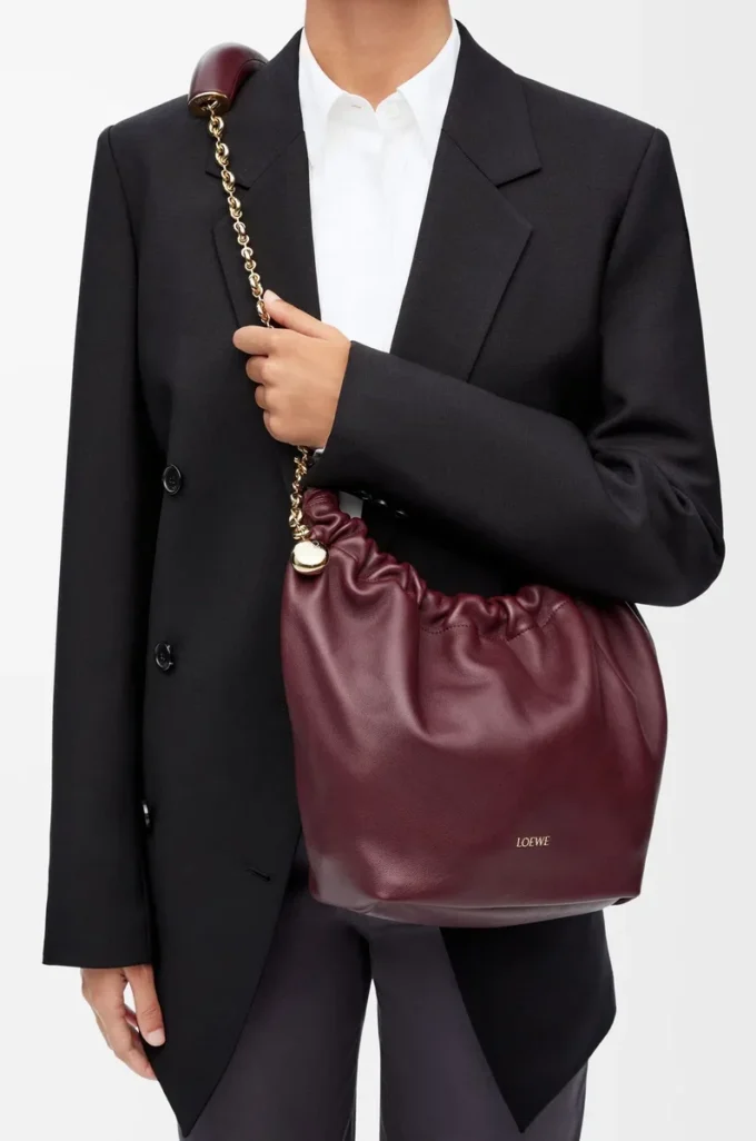 Bolso Squeeze pequeño en suave piel de cordero napa Burdeos oscuro Bolso Squeeze pequeño en suave piel de cordero napa Burdeos oscuro
